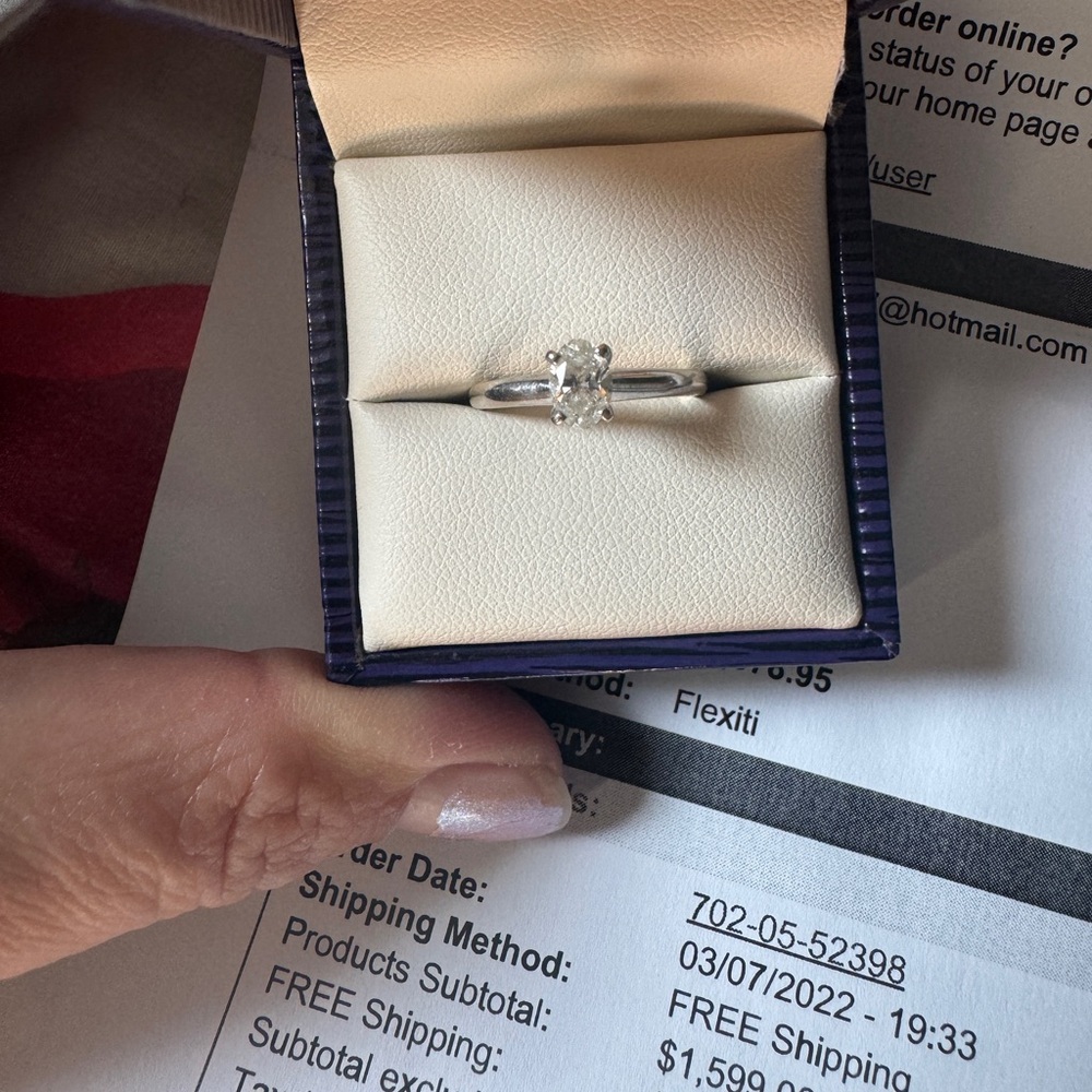 Oval engagement ring
